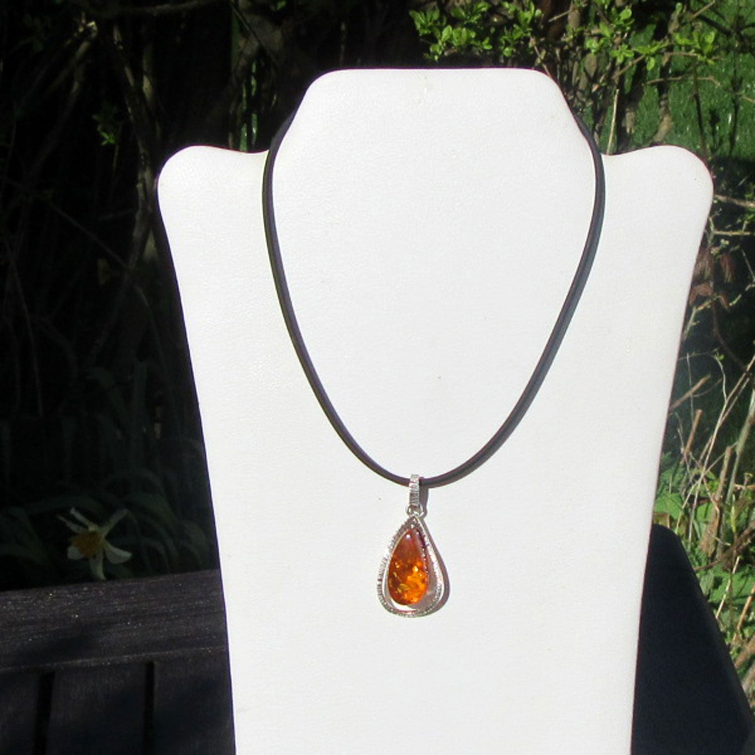 Edler Anhänger aus Bernstein und 925er Silber, Unikat