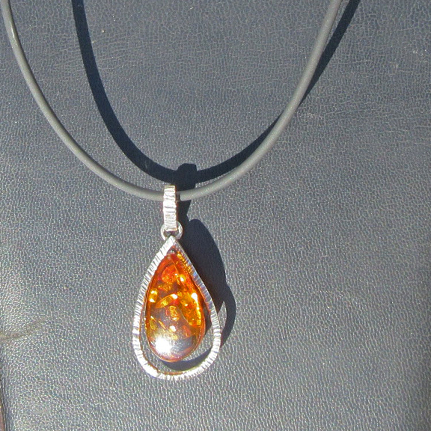 Edler Anhänger aus Bernstein und 925er Silber, Unikat