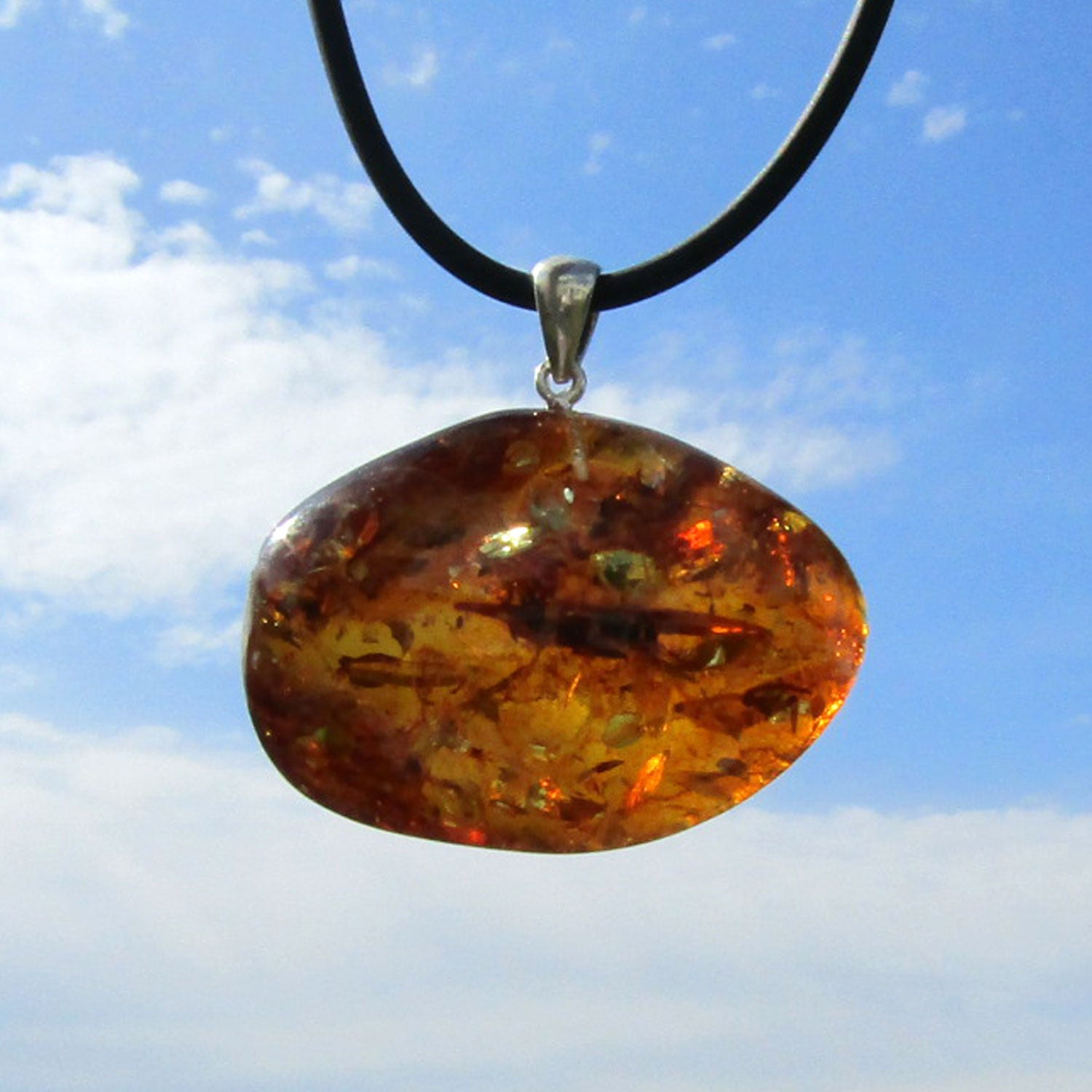 Großer Bernsteinhänger im Querformat mit Silberöse