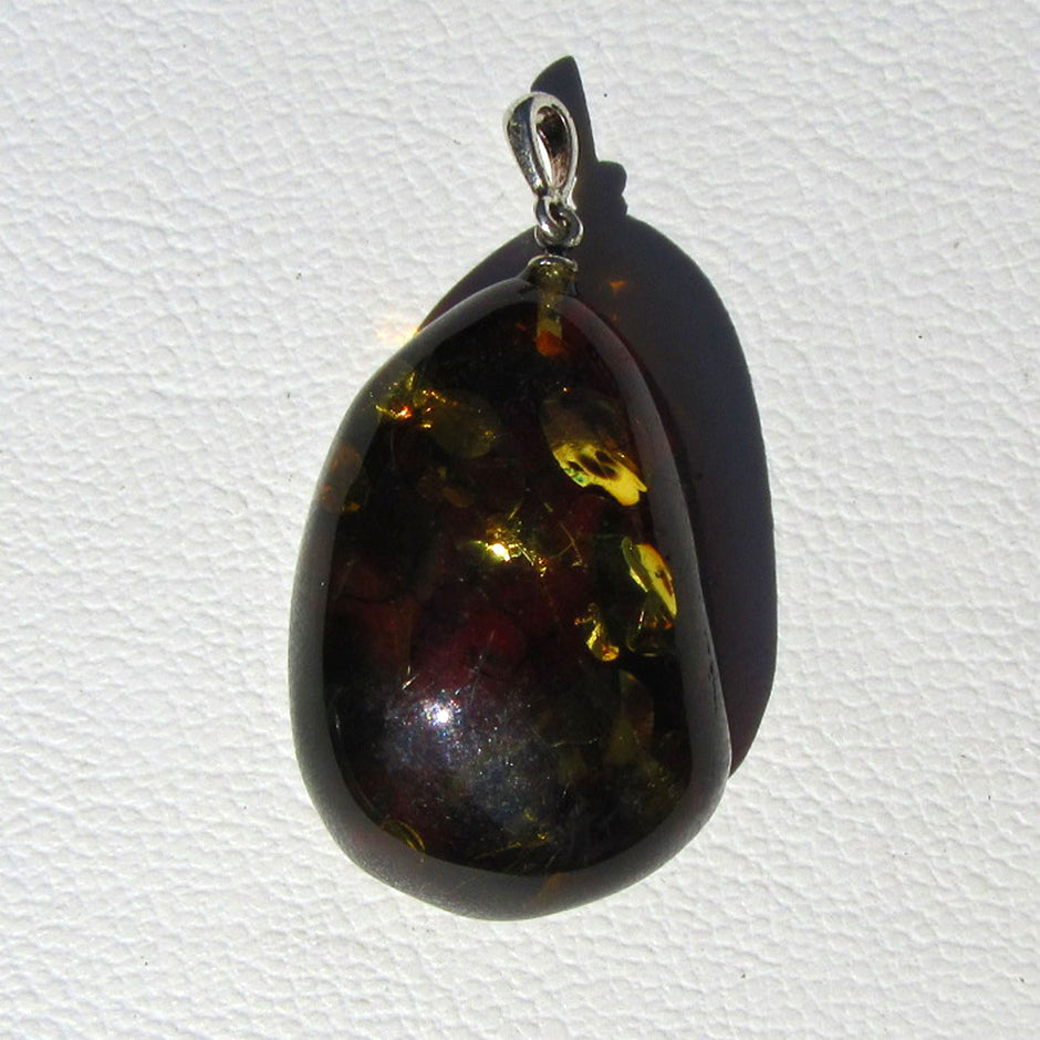 Einzelstück: Anhänger aus Bernstein mit Einschlüssen