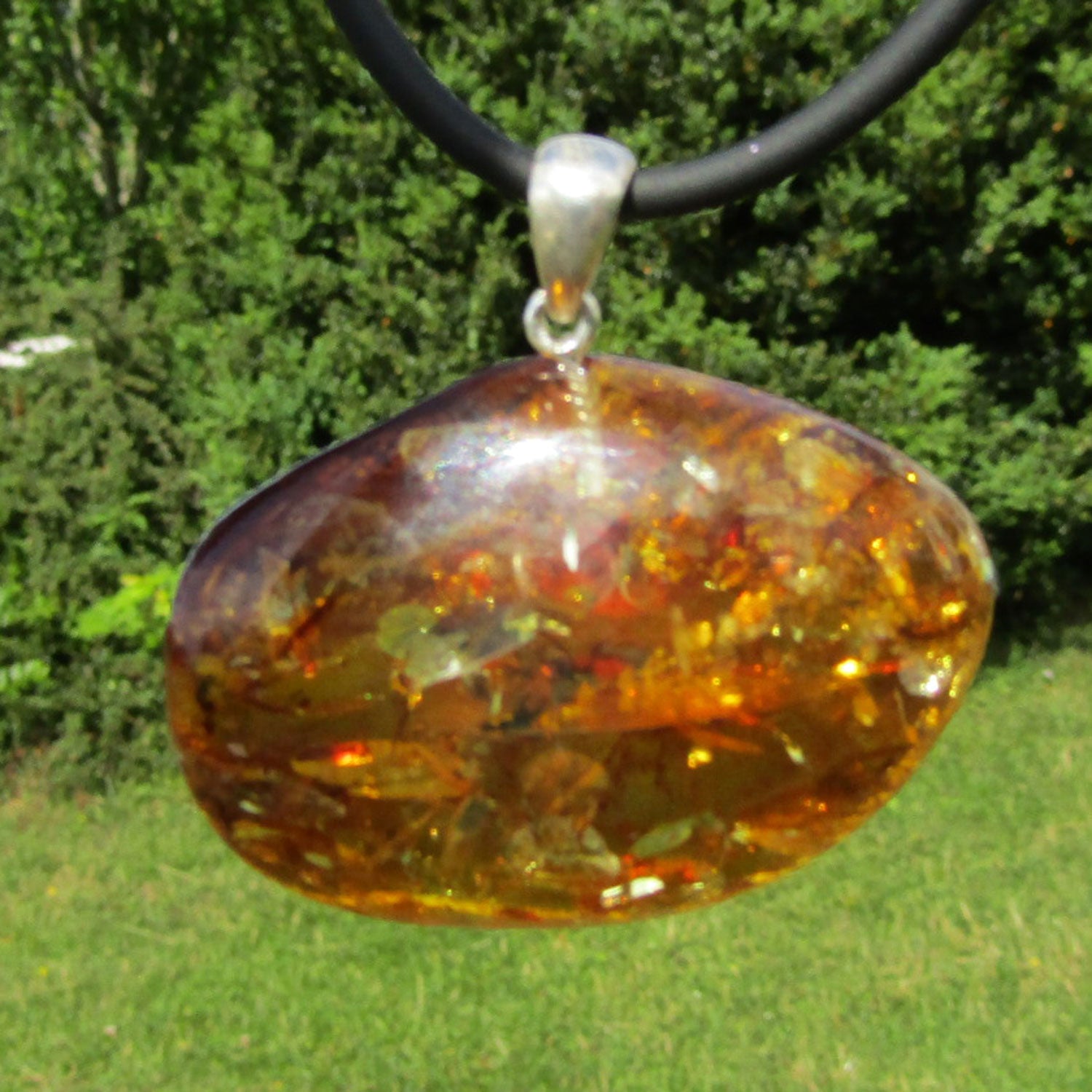 Großer Bernsteinhänger im Querformat mit Silberöse