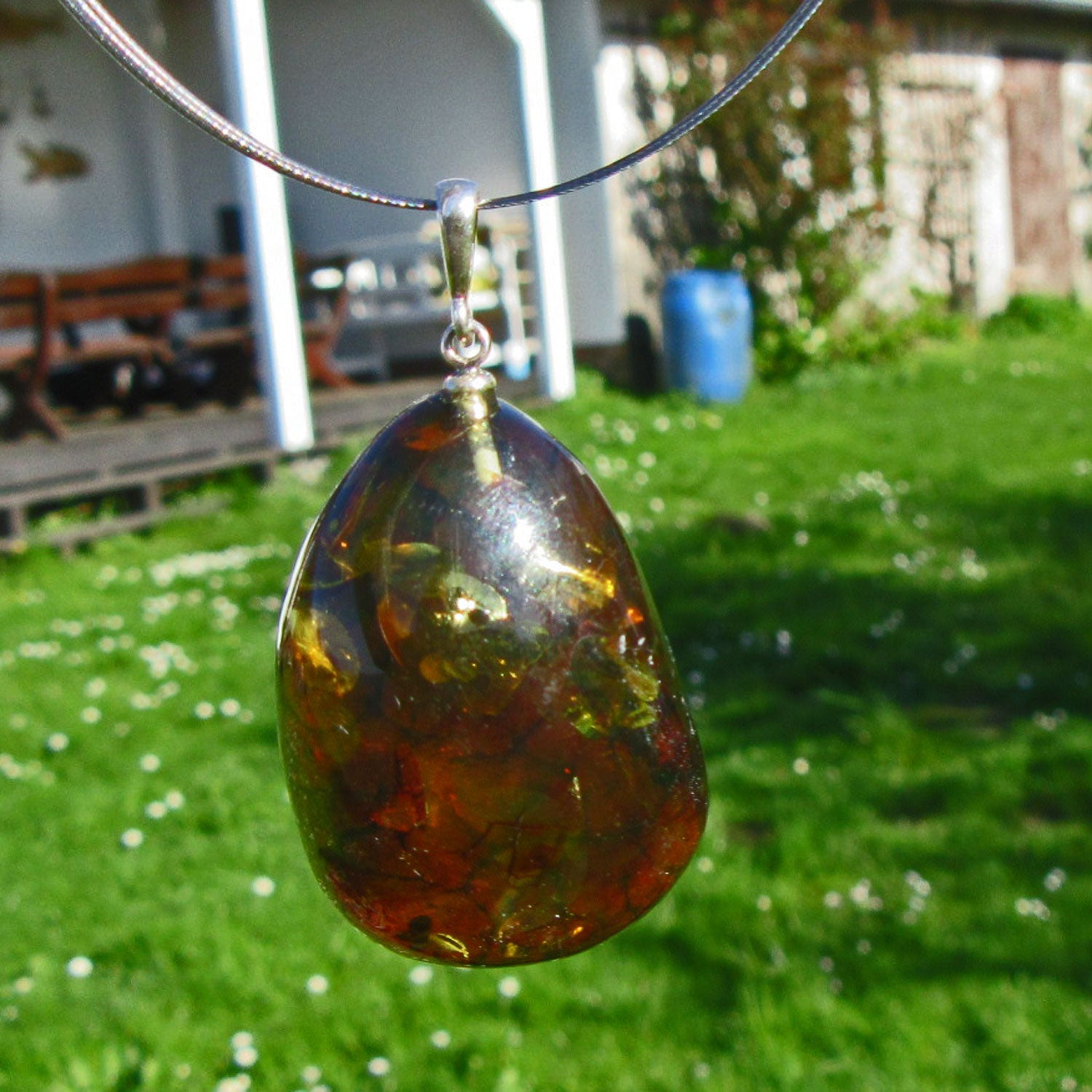 Einzelstück: Anhänger aus Bernstein mit Einschlüssen