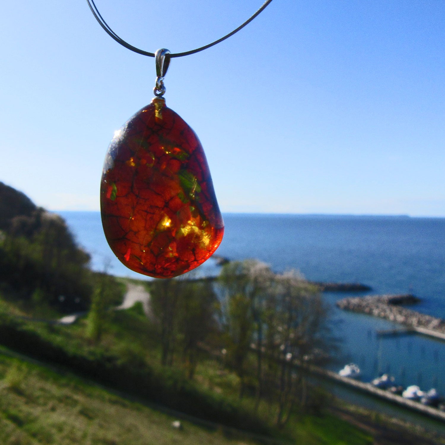 Einzelstück: Anhänger aus Bernstein mit Einschlüssen