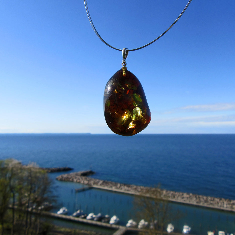 Einzelstück: Anhänger aus Bernstein mit Einschlüssen