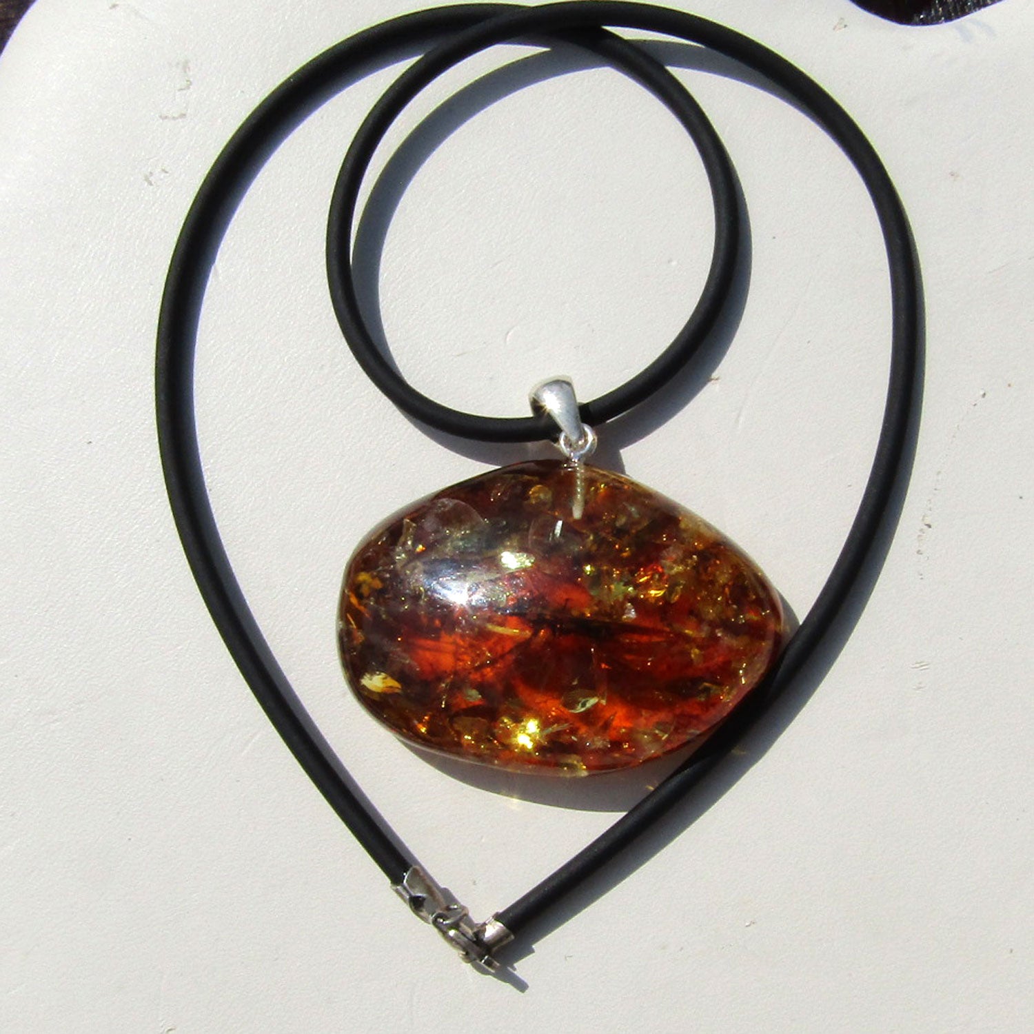 Großer Bernsteinhänger im Querformat mit Silberöse