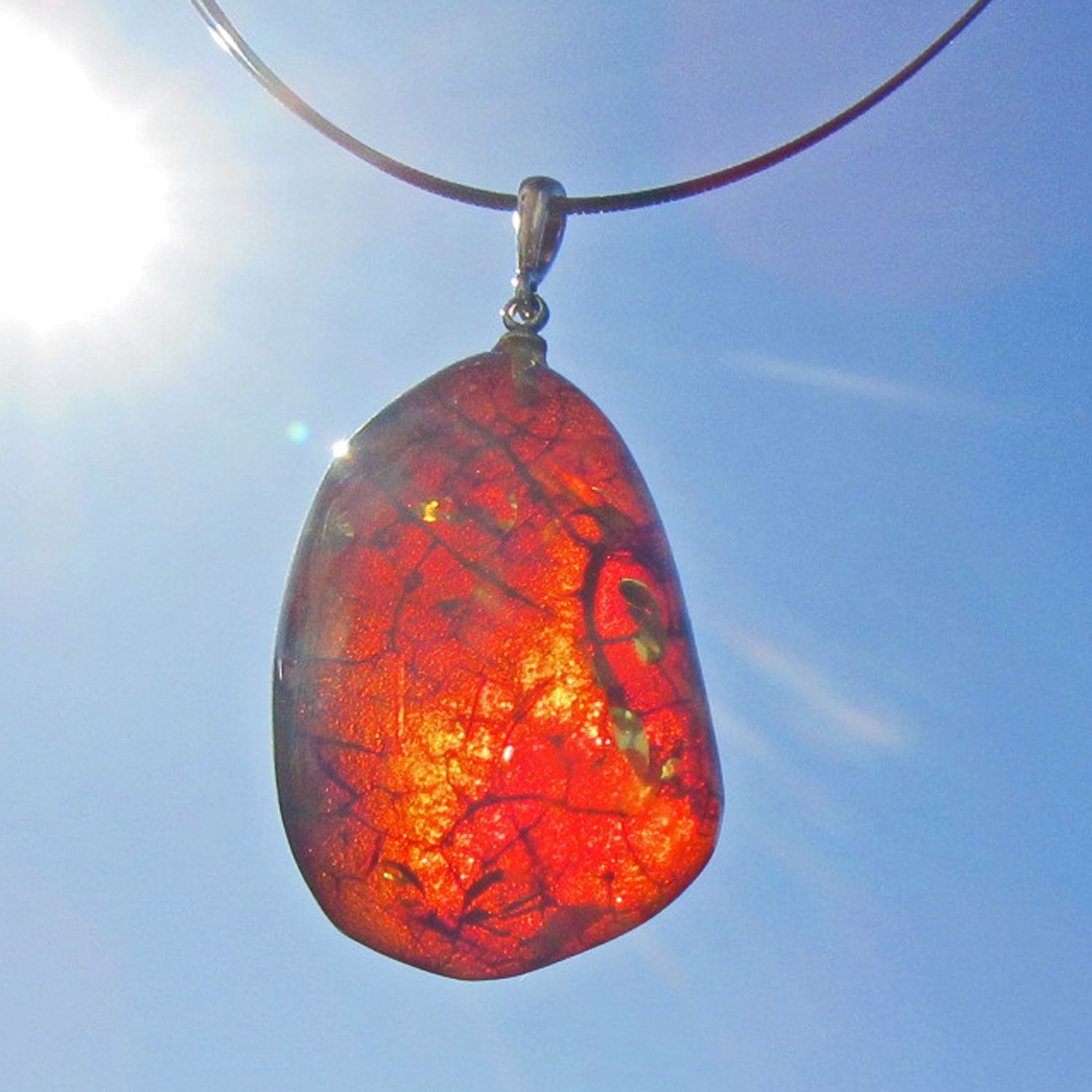 Einzelstück: Anhänger aus Bernstein mit Einschlüssen