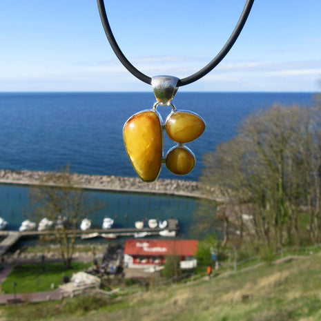Einzigartiger Bernstein-Anhänger in Butterscotch mit Silber