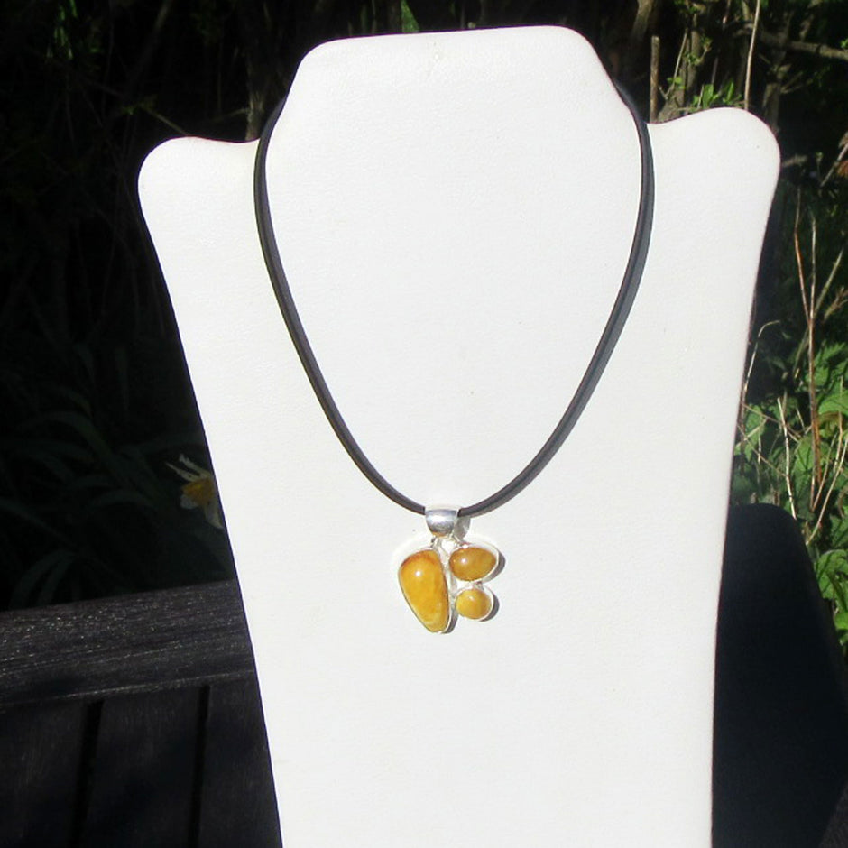 Einzigartiger Bernstein-Anhänger in Butterscotch mit Silber