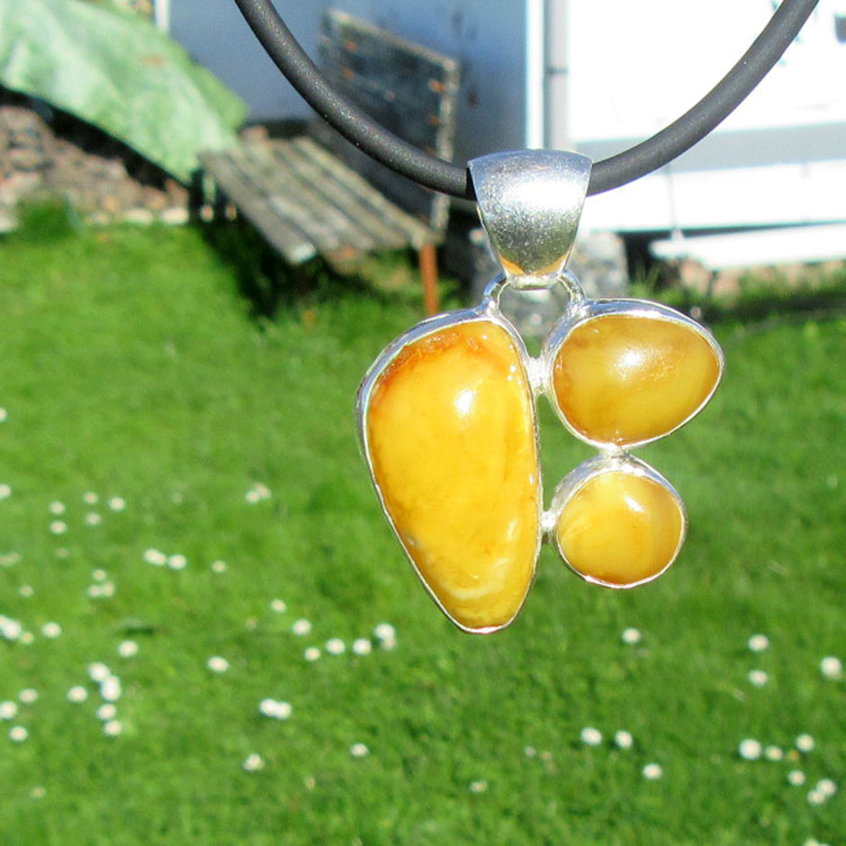 Einzigartiger Bernstein-Anhänger in Butterscotch mit Silber