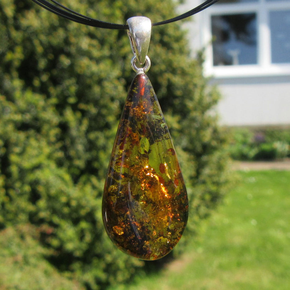 Einzigartiges Bernsteinstück mit Silberöse und Einschlüssen