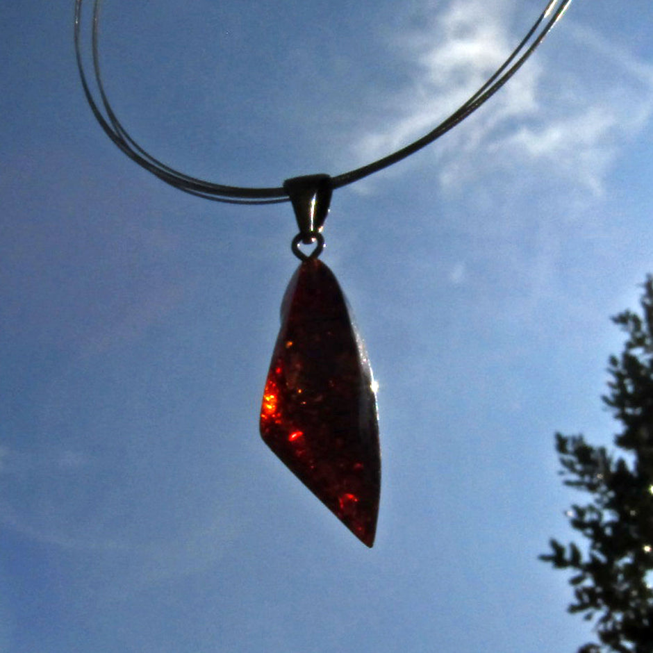 Dunkler Bernstein Anhänger mit Silberöse, Unikat