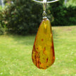 Sonnengelber Bernsteinhänger mit Silberöse, Unikat