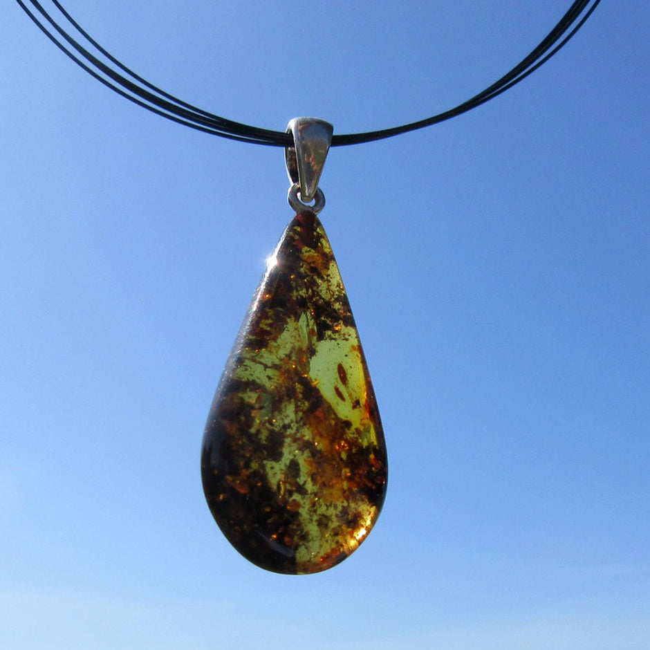 Einzigartiges Bernsteinstück mit Silberöse und Einschlüssen