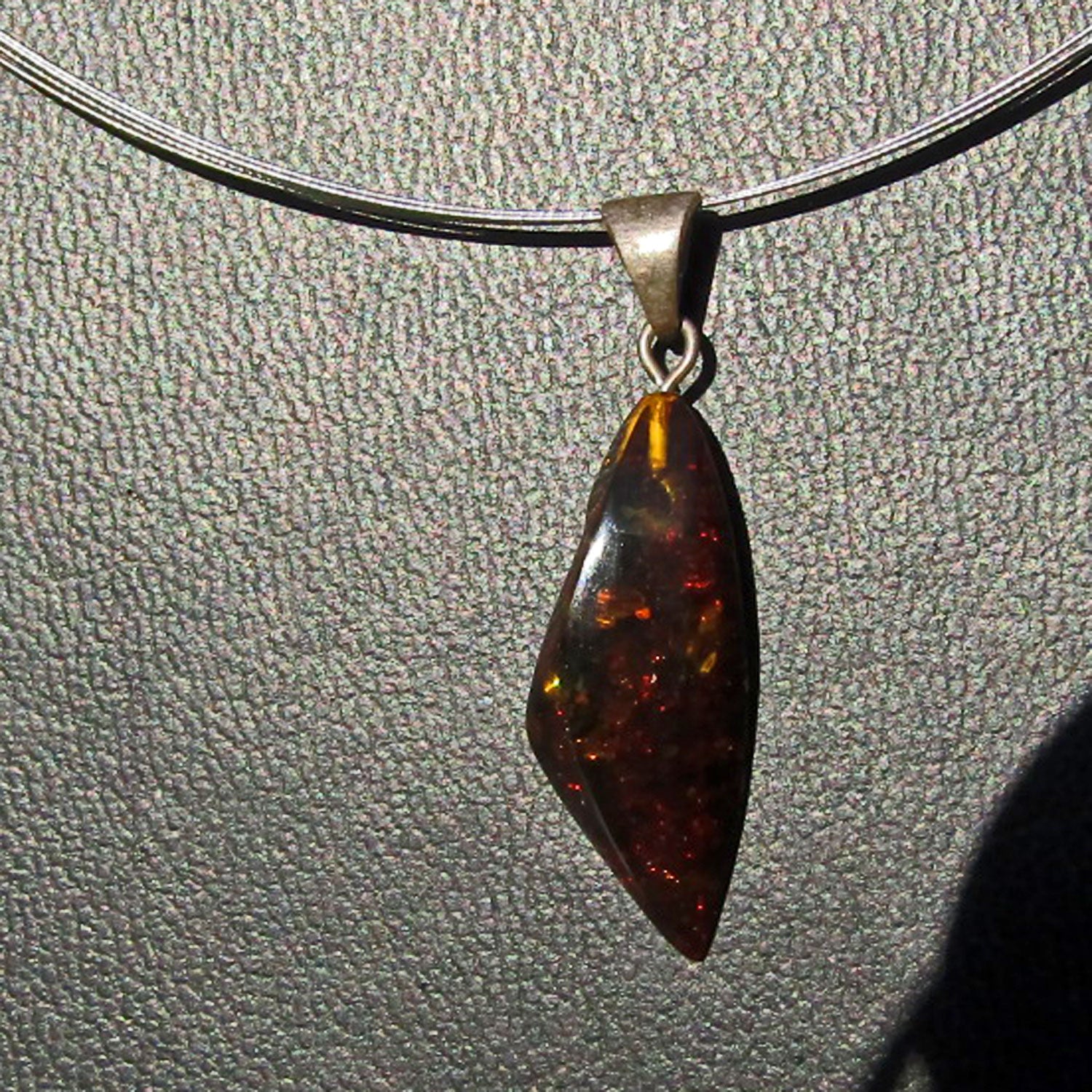 Dunkler Bernstein Anhänger mit Silberöse, Unikat