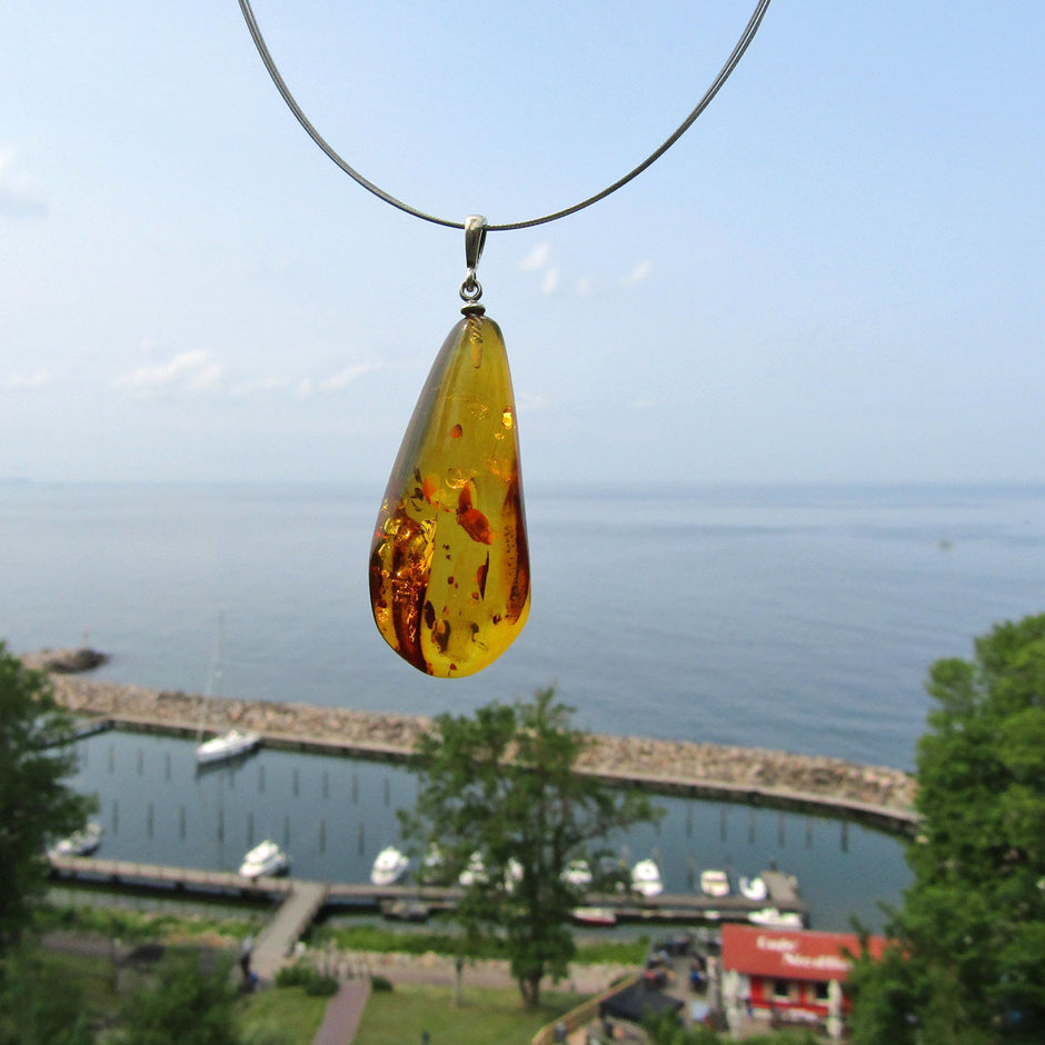 Sonnengelber Bernsteinhänger mit Silberöse, Unikat