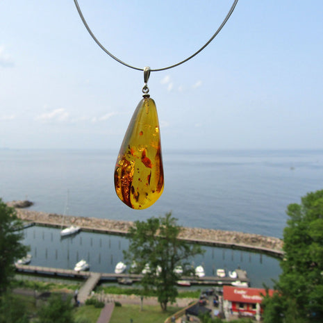 Sonnengelber Bernsteinhänger mit Silberöse, Unikat