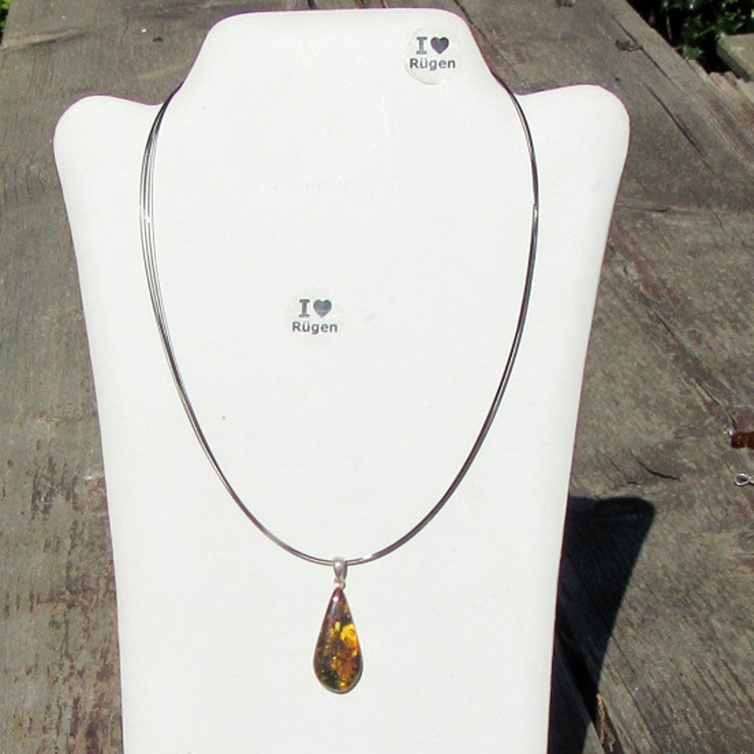 Einzigartiges Bernsteinstück mit Silberöse und Einschlüssen