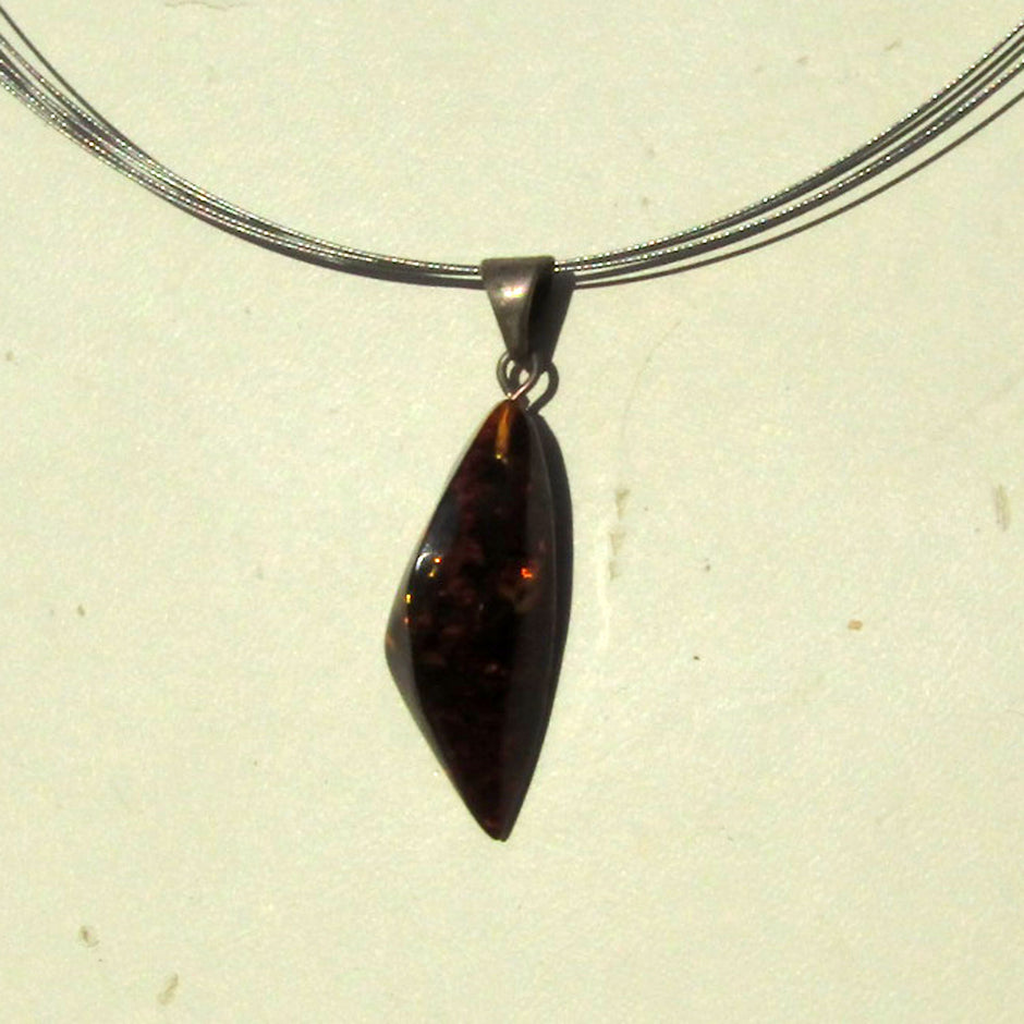 Dunkler Bernstein Anhänger mit Silberöse, Unikat