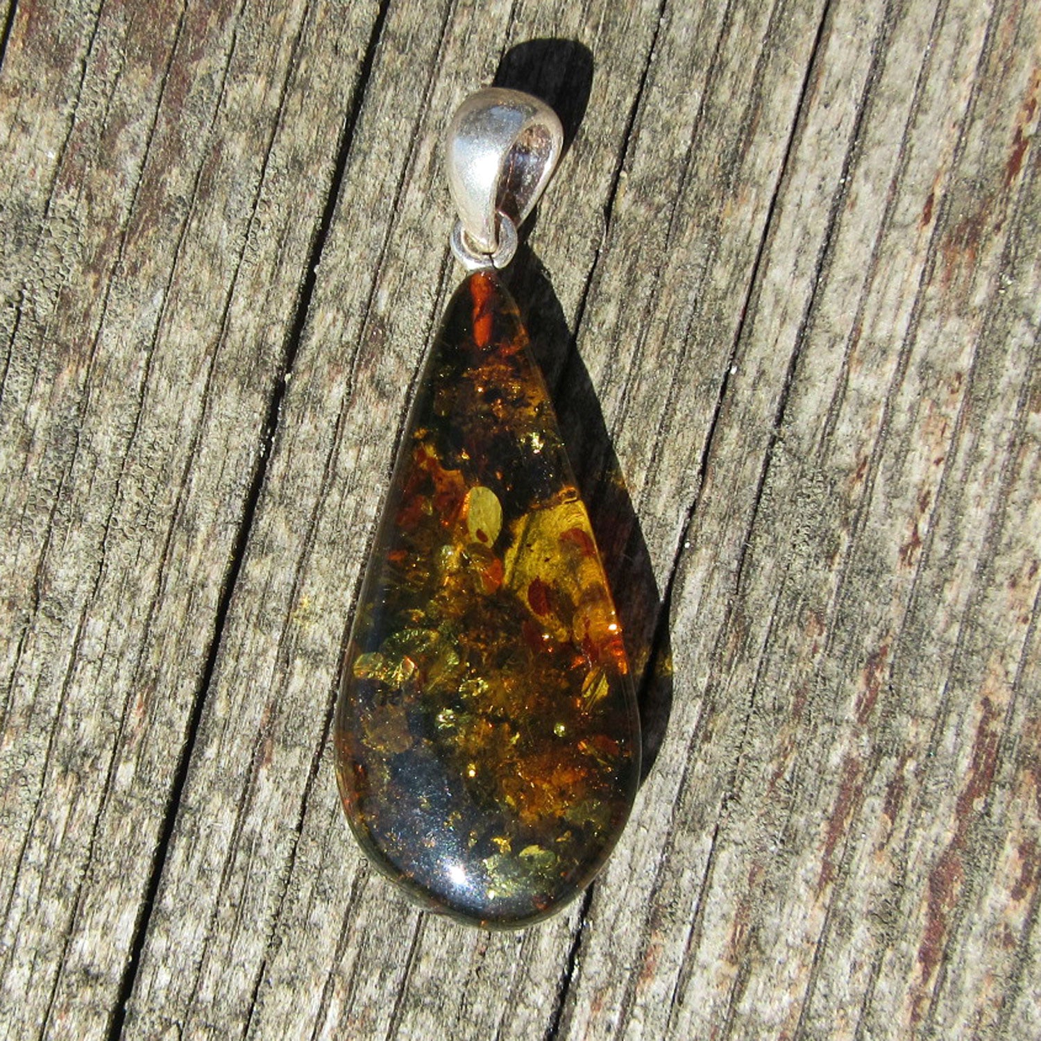 Einzigartiges Bernsteinstück mit Silberöse und Einschlüssen