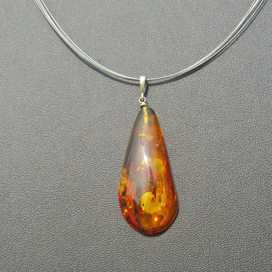 Sonnengelber Bernsteinhänger mit Silberöse, Unikat