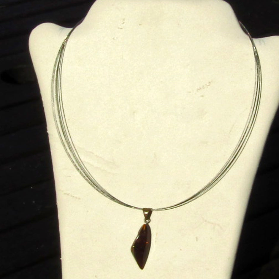 Dunkler Bernstein Anhänger mit Silberöse, Unikat