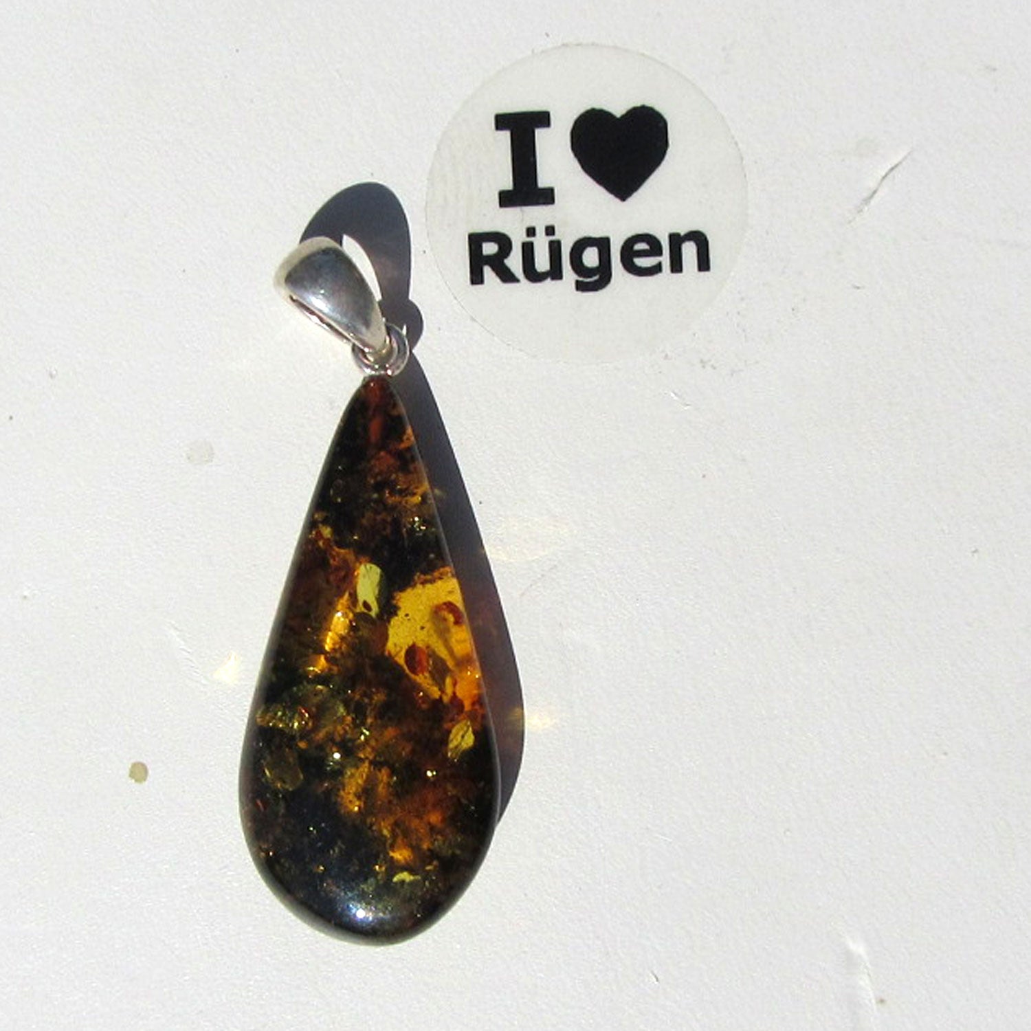 Einzigartiges Bernsteinstück mit Silberöse und Einschlüssen