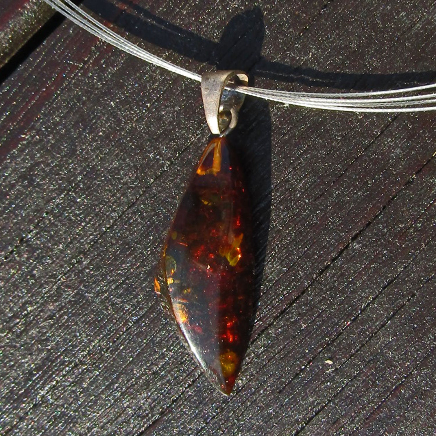 Dunkler Bernstein Anhänger mit Silberöse, Unikat