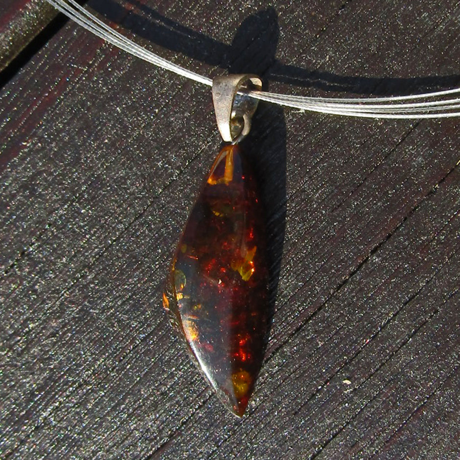 Dunkler Bernstein Anhänger mit Silberöse, Unikat