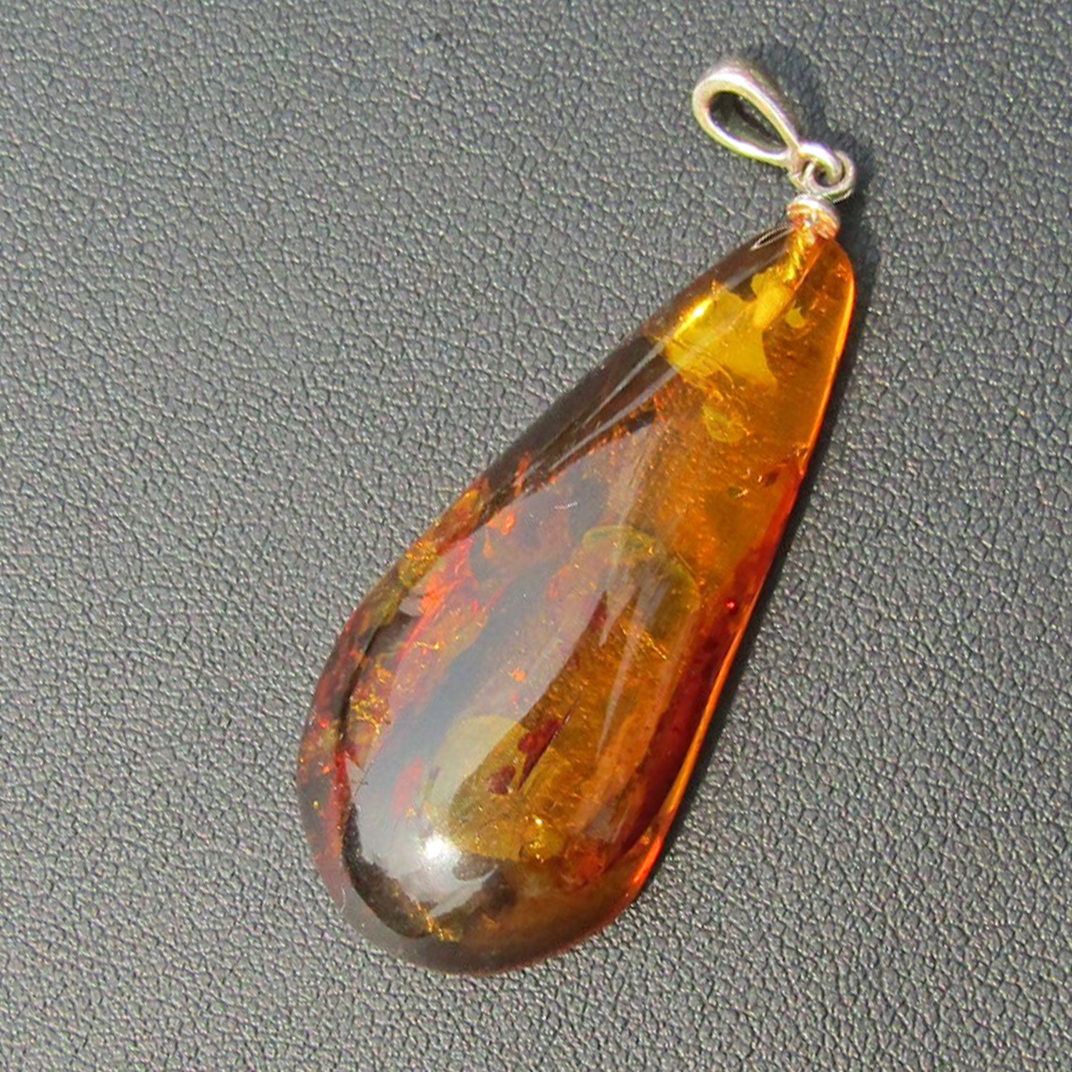 Sonnengelber Bernsteinhänger mit Silberöse, Unikat