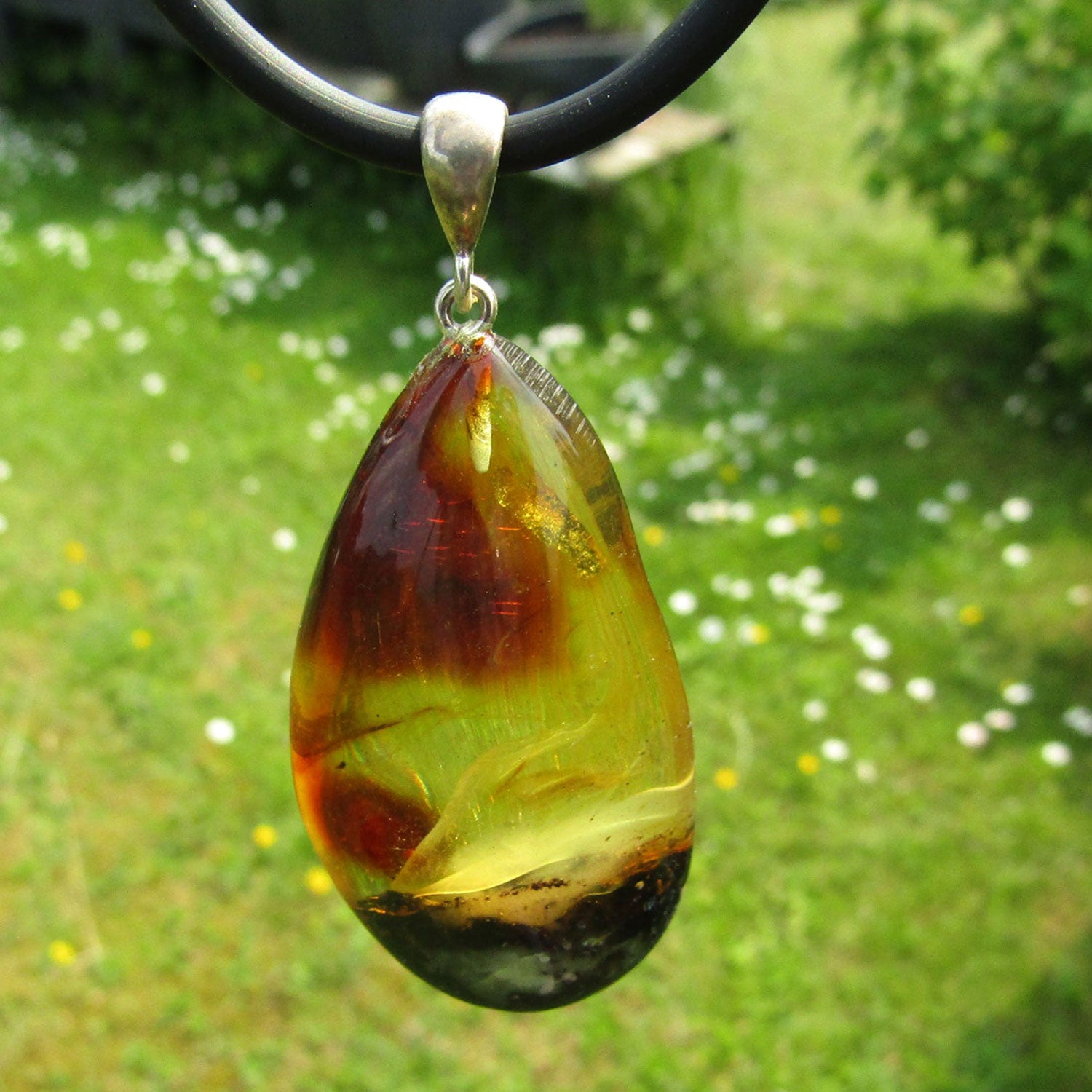 Einzigartiger Bernsteinhänger mit Einschlüssen, poliert
