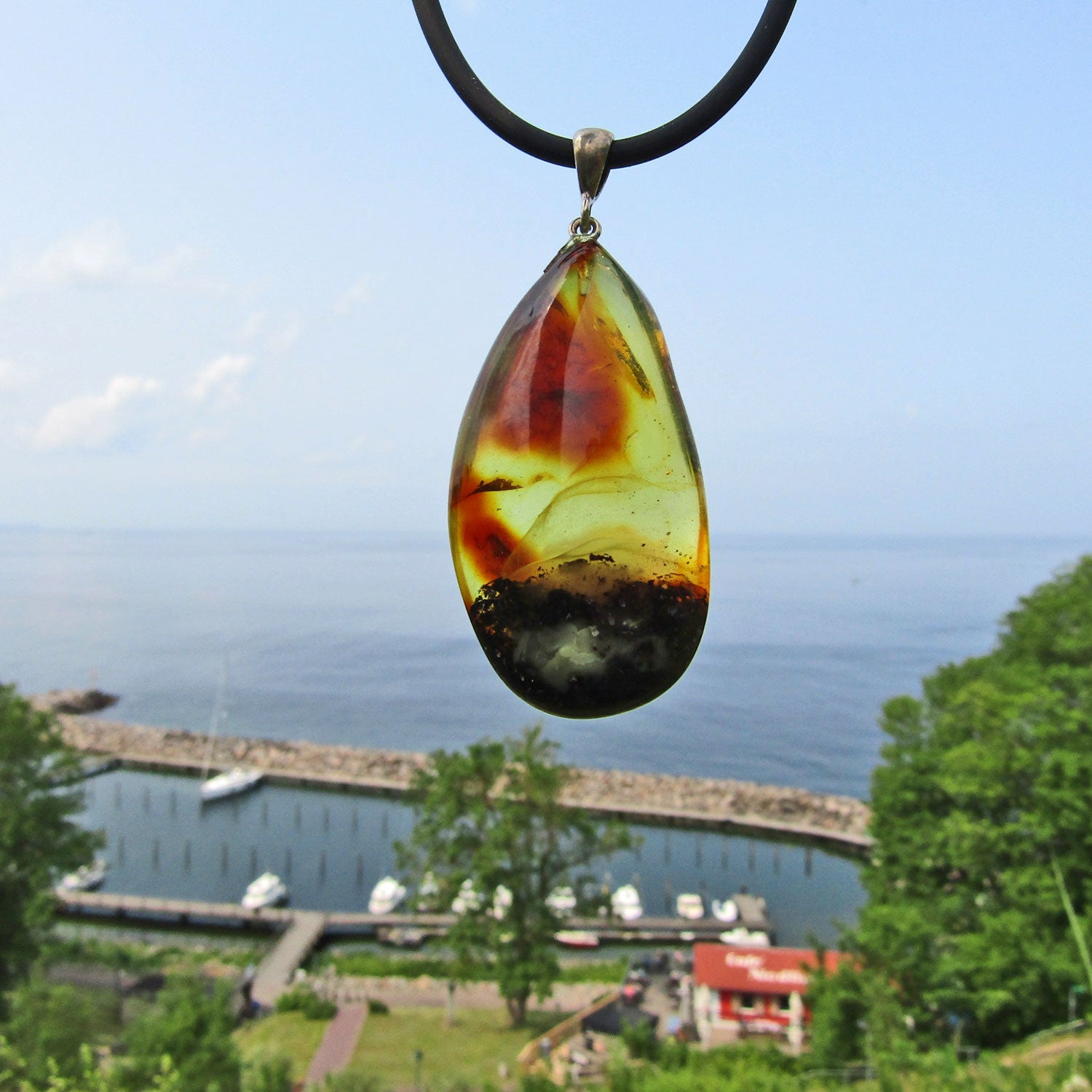 Einzigartiger Bernsteinhänger mit Einschlüssen, poliert