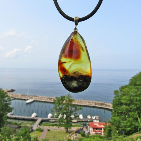 Einzigartiger Bernsteinhänger mit Einschlüssen, poliert