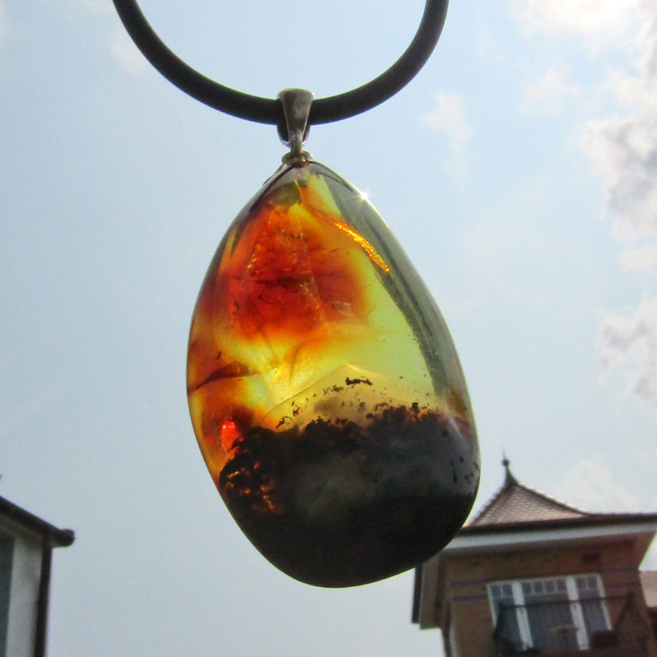 Einzigartiger Bernsteinhänger mit Einschlüssen, poliert