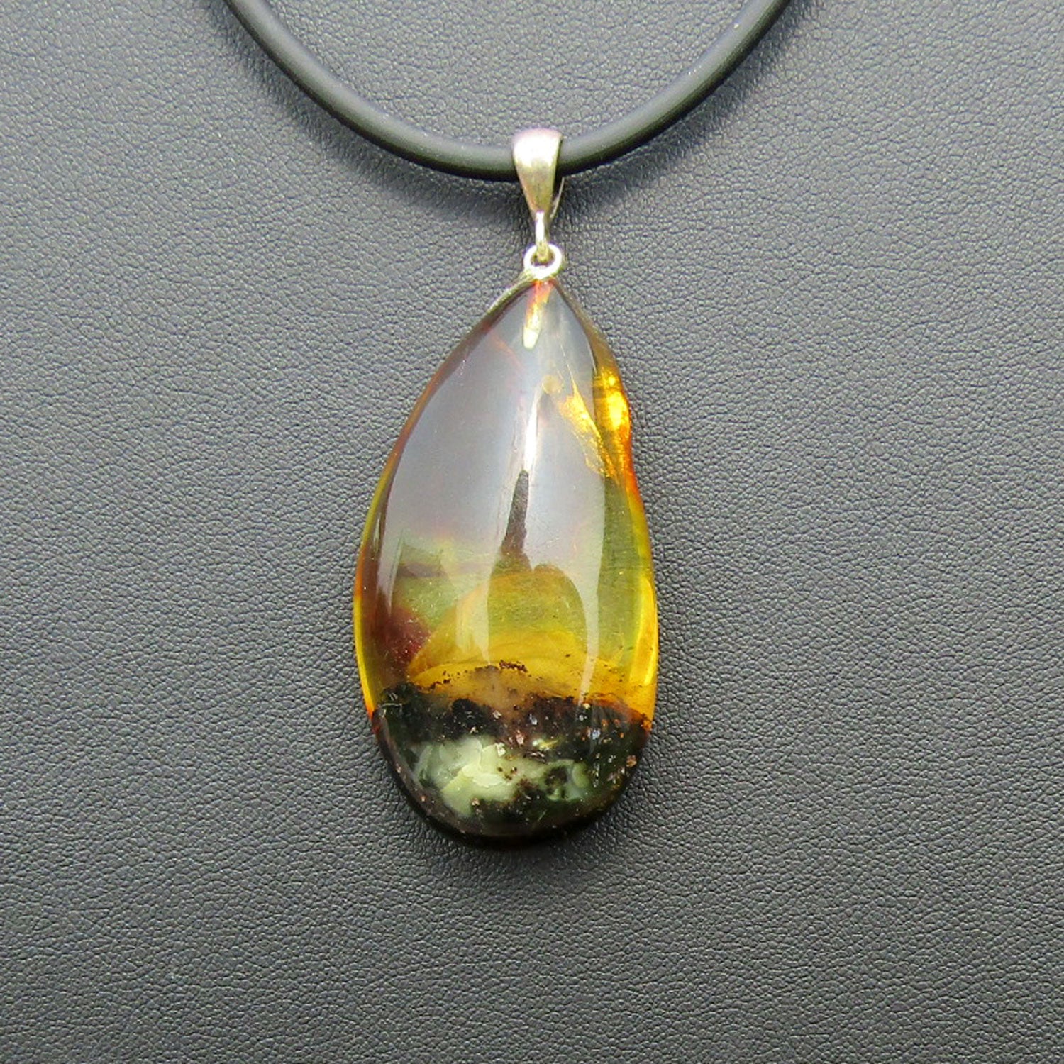 Einzigartiger Bernsteinhänger mit Einschlüssen, poliert
