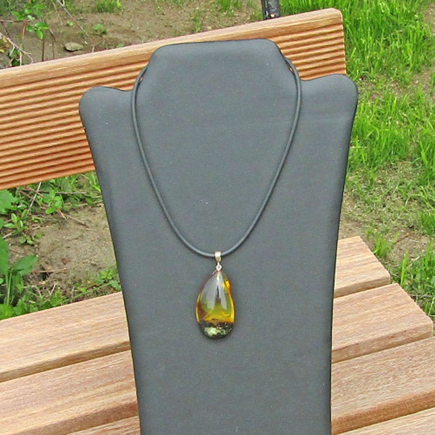 Einzigartiger Bernsteinhänger mit Einschlüssen, poliert