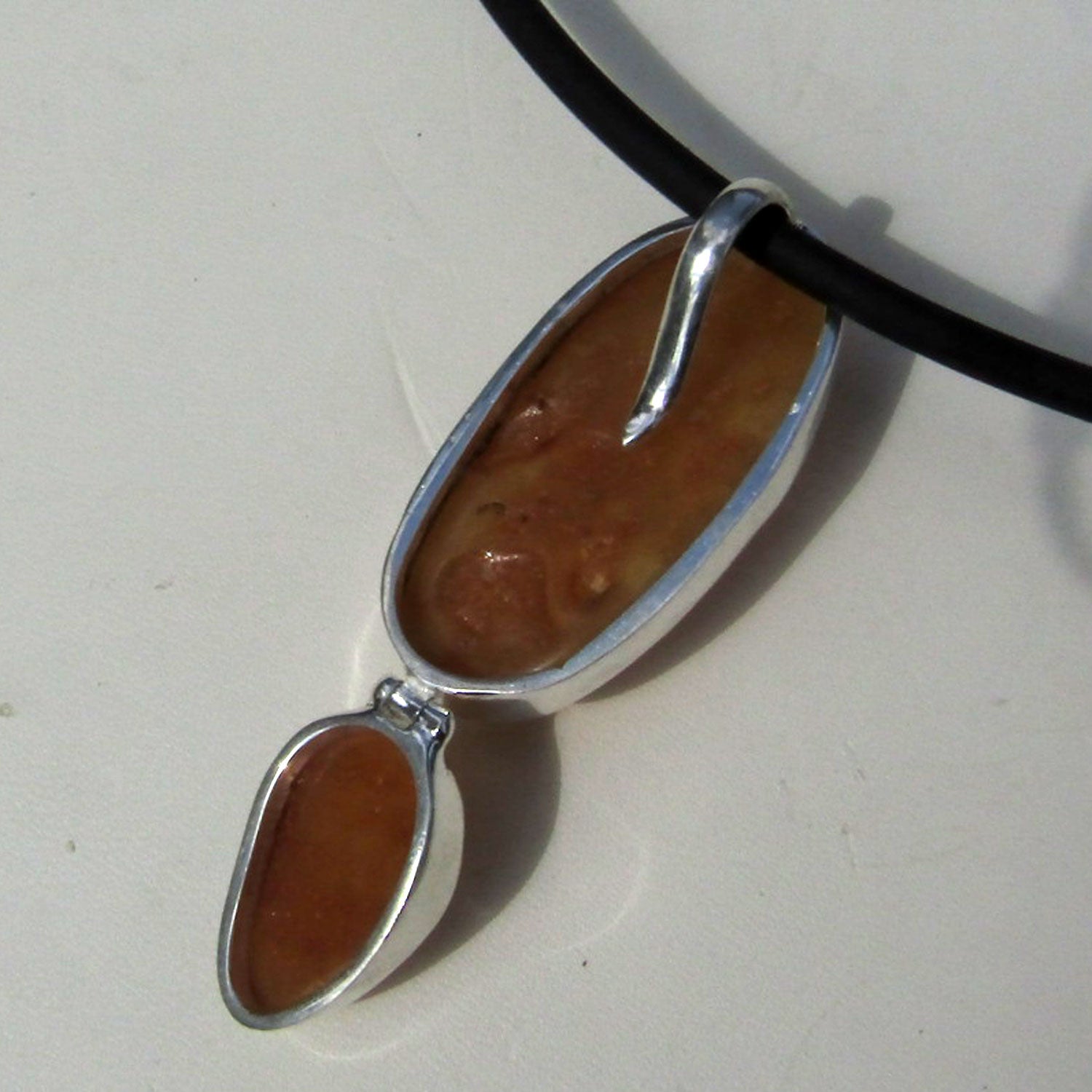 Eleganter Anhänger aus butterscotch Bernstein und Silber