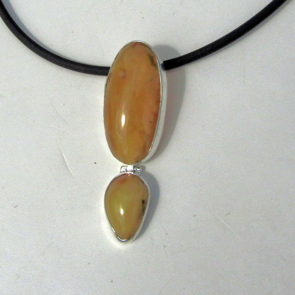 Eleganter Anhänger aus butterscotch Bernstein und Silber