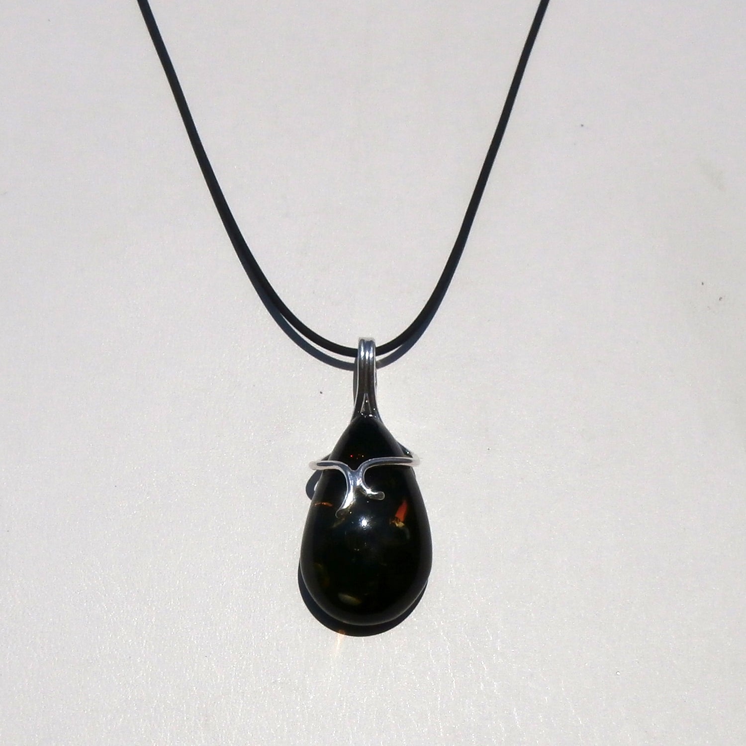 Einzigartiger Anhänger aus grünem Bernstein und Silber