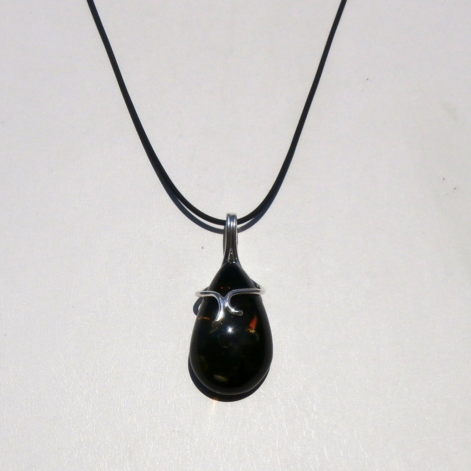 Einzigartiger Anhänger aus grünem Bernstein und Silber