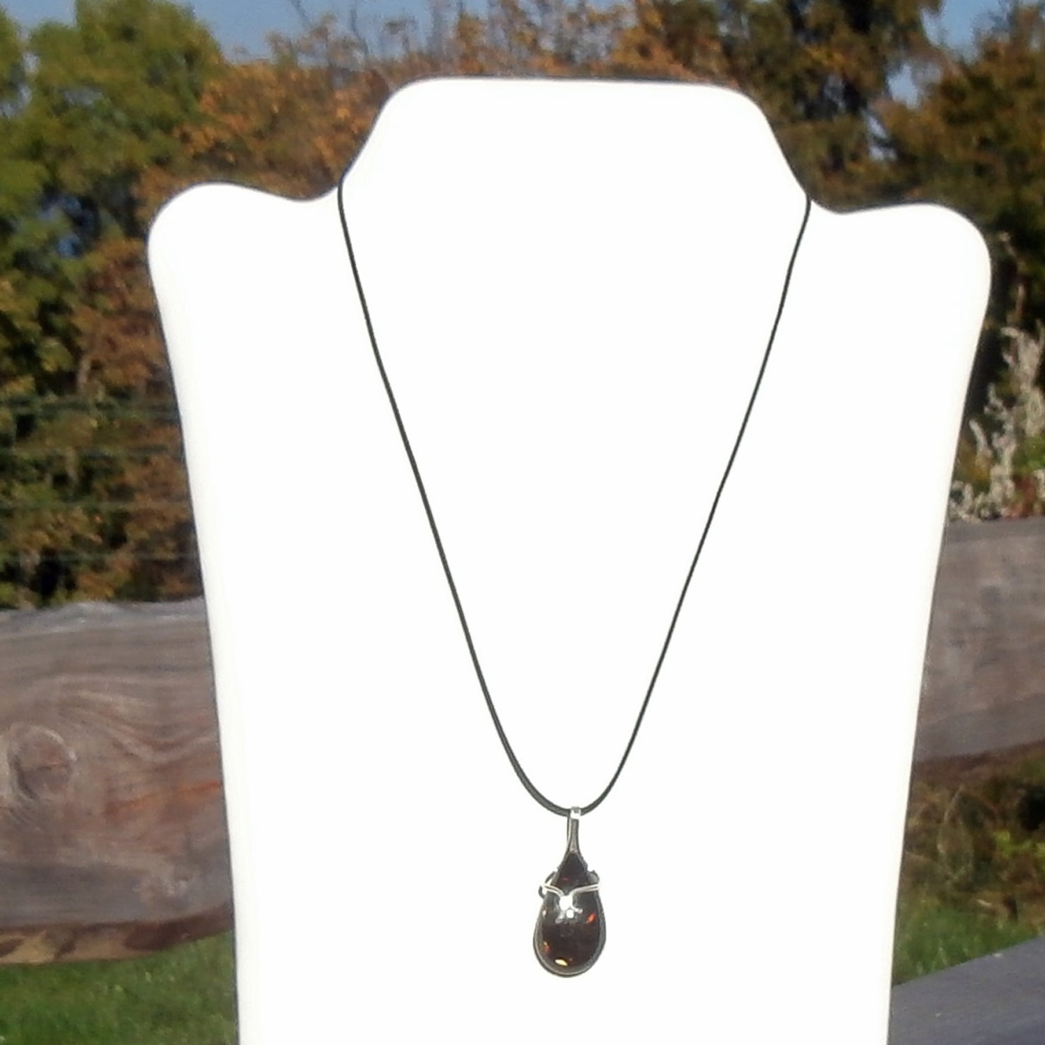 Einzigartiger Anhänger aus grünem Bernstein und Silber