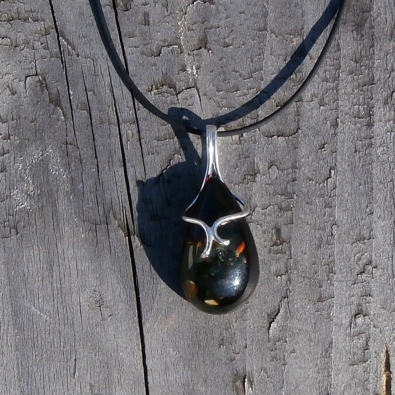 Einzigartiger Anhänger aus grünem Bernstein und Silber