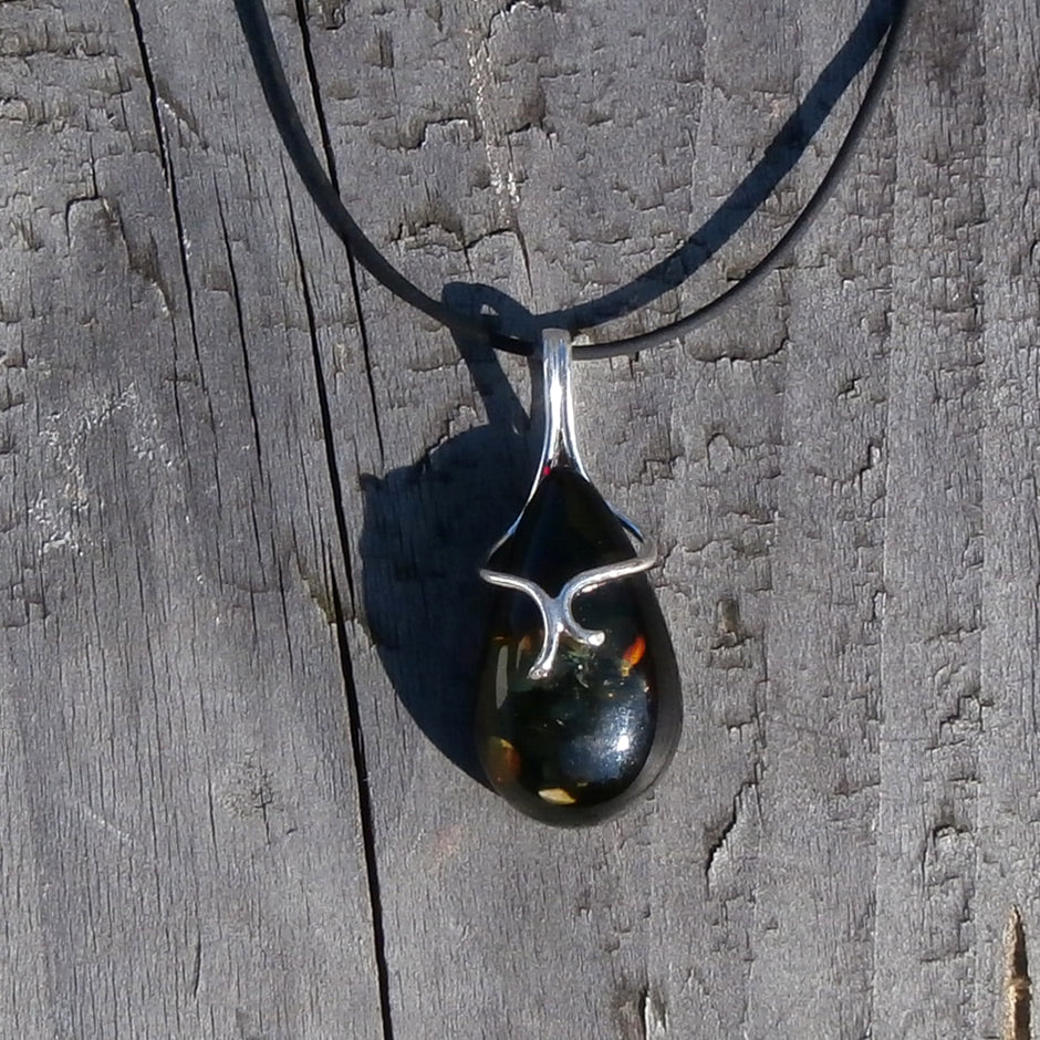 Einzigartiger Anhänger aus grünem Bernstein und Silber