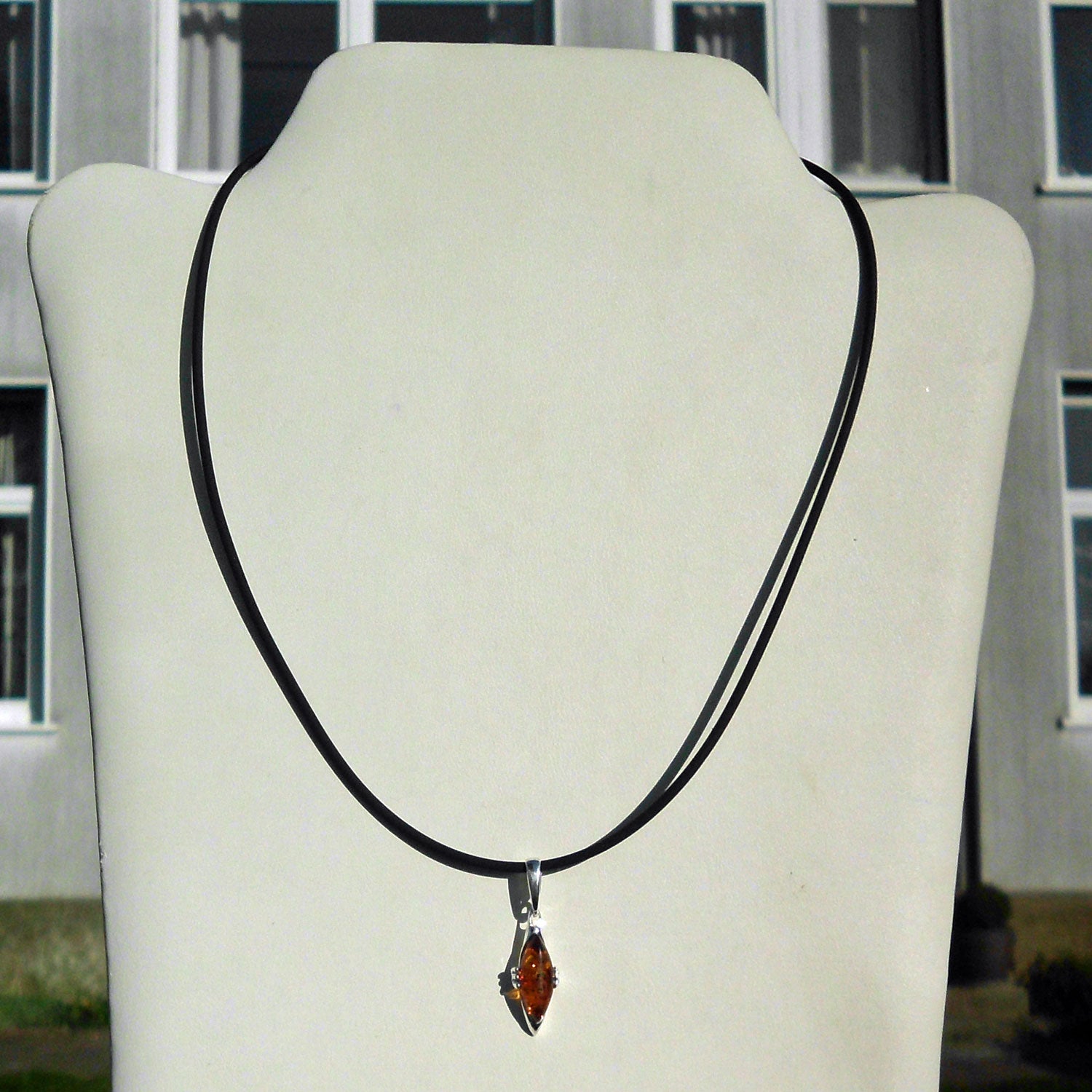 Bernsteinanhänger in Kognac mit Silber, Unikat