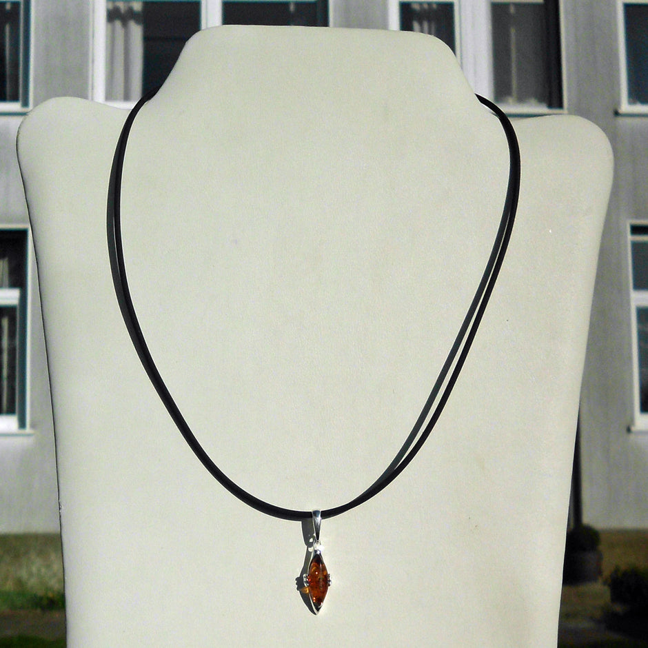 Bernsteinanhänger in Kognac mit Silber, Unikat