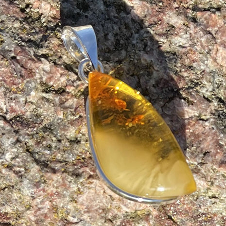 Silberanhänger mit sonnengelben Bernstein und Wolke