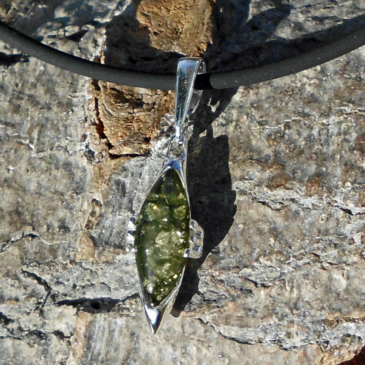 Eleganter Anhänger aus grünlichem Bernstein und Silber