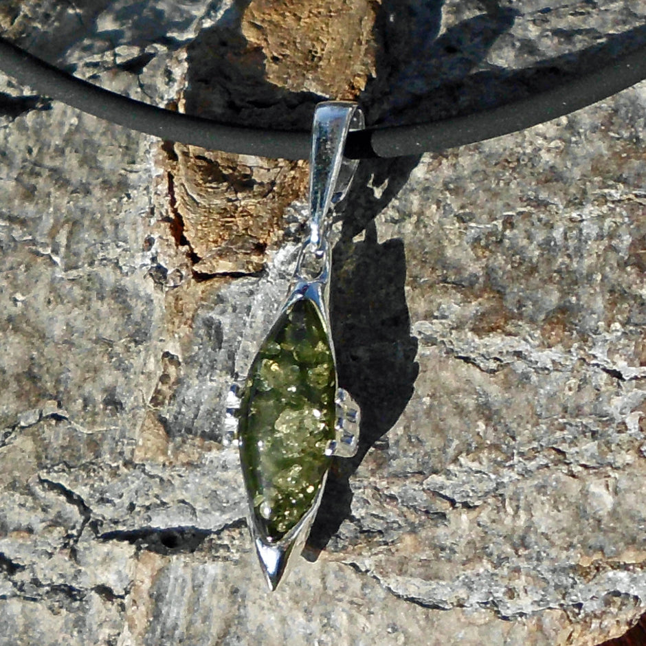 Eleganter Anhänger aus grünlichem Bernstein und Silber