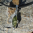 Eleganter Anhänger aus grünlichem Bernstein und Silber