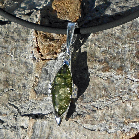 Eleganter Anhänger aus grünlichem Bernstein und Silber