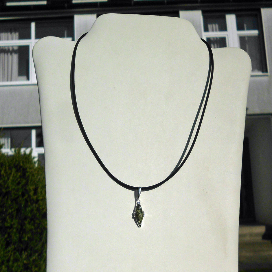 Eleganter Anhänger aus grünlichem Bernstein und Silber